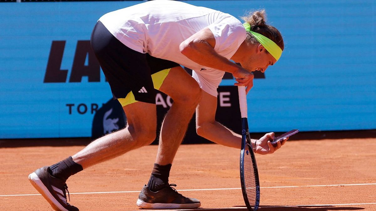 Vous n’allez pas croire pourquoi Zverev a sorti son téléphone en plein match à Madrid !