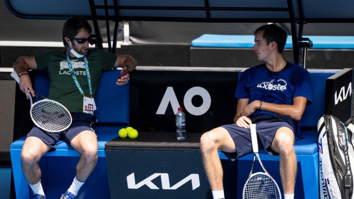 Huit ans de succès balayés : Medvedev surprend en se séparant de son coach emblématique !