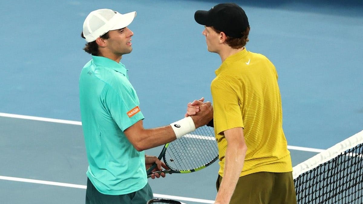 Le toit sauve Sinner ? La polémique qui transforme un cauchemar en miracle à l’Open d’Australie