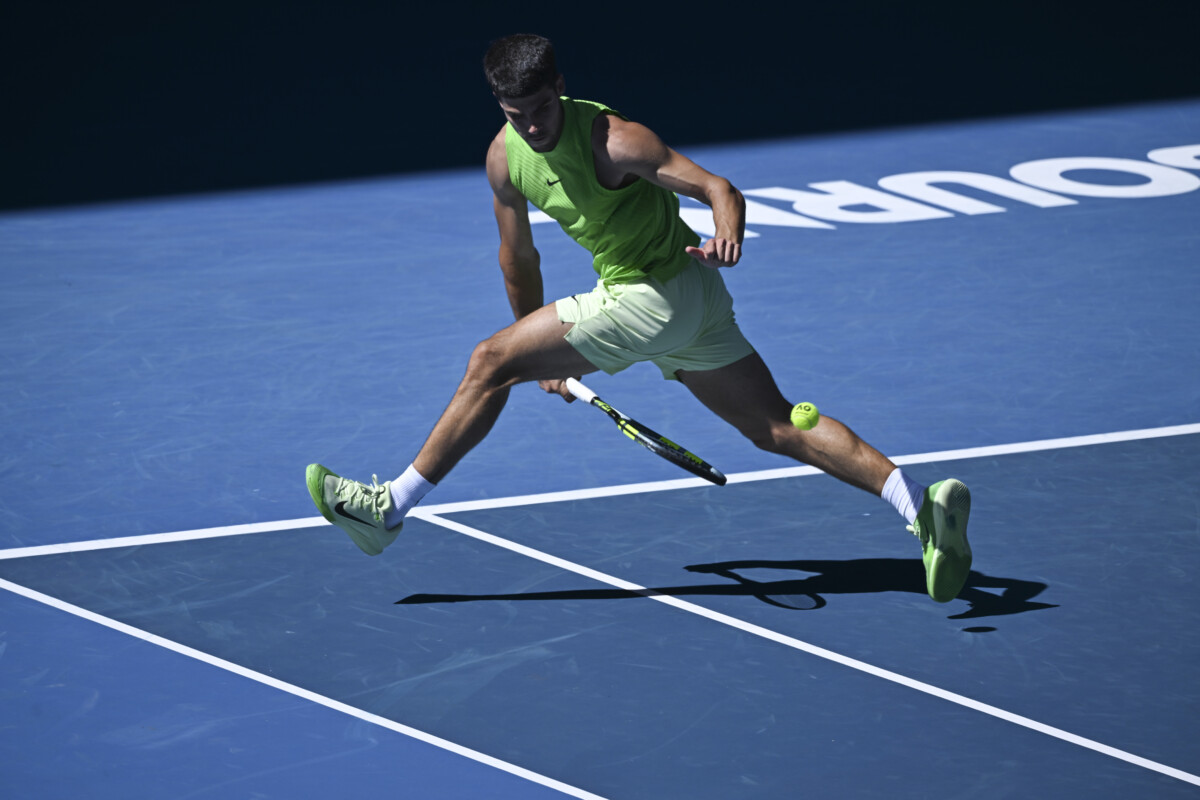 Alcaraz écrase De Minaur et file en demi‑finale à Melbourne : les 5 clés de sa domination qui font peur à ses rivaux